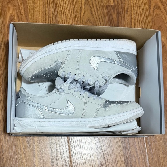 Nike Air Jordan 1 Retro Low OG l Metallic Silver Size 8.5. comes with box main image 9